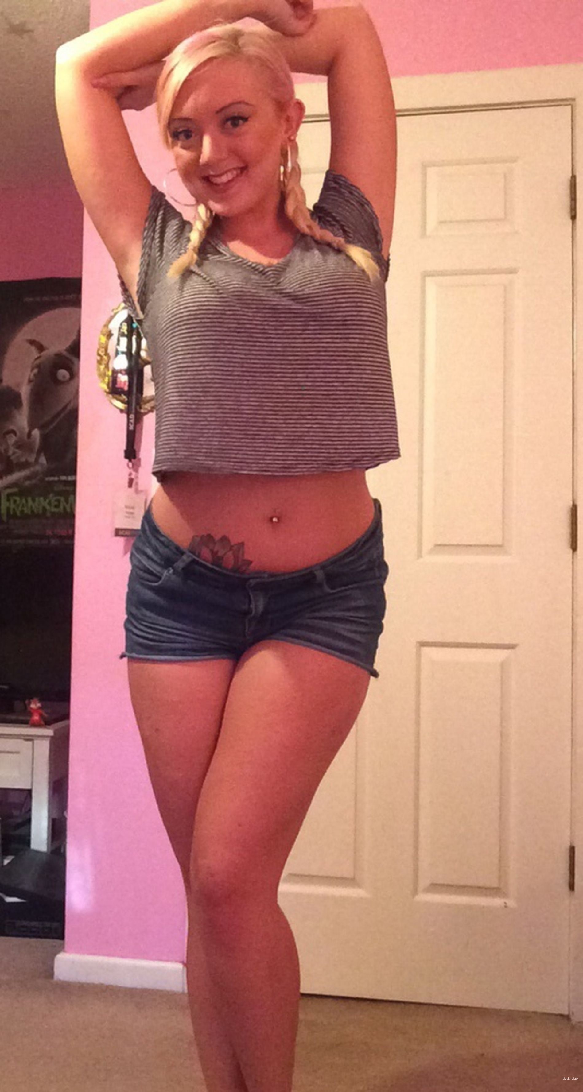 Blonde Bombshell's Big Booty Amateur Photo - Explicit Curves and Seductive Poses