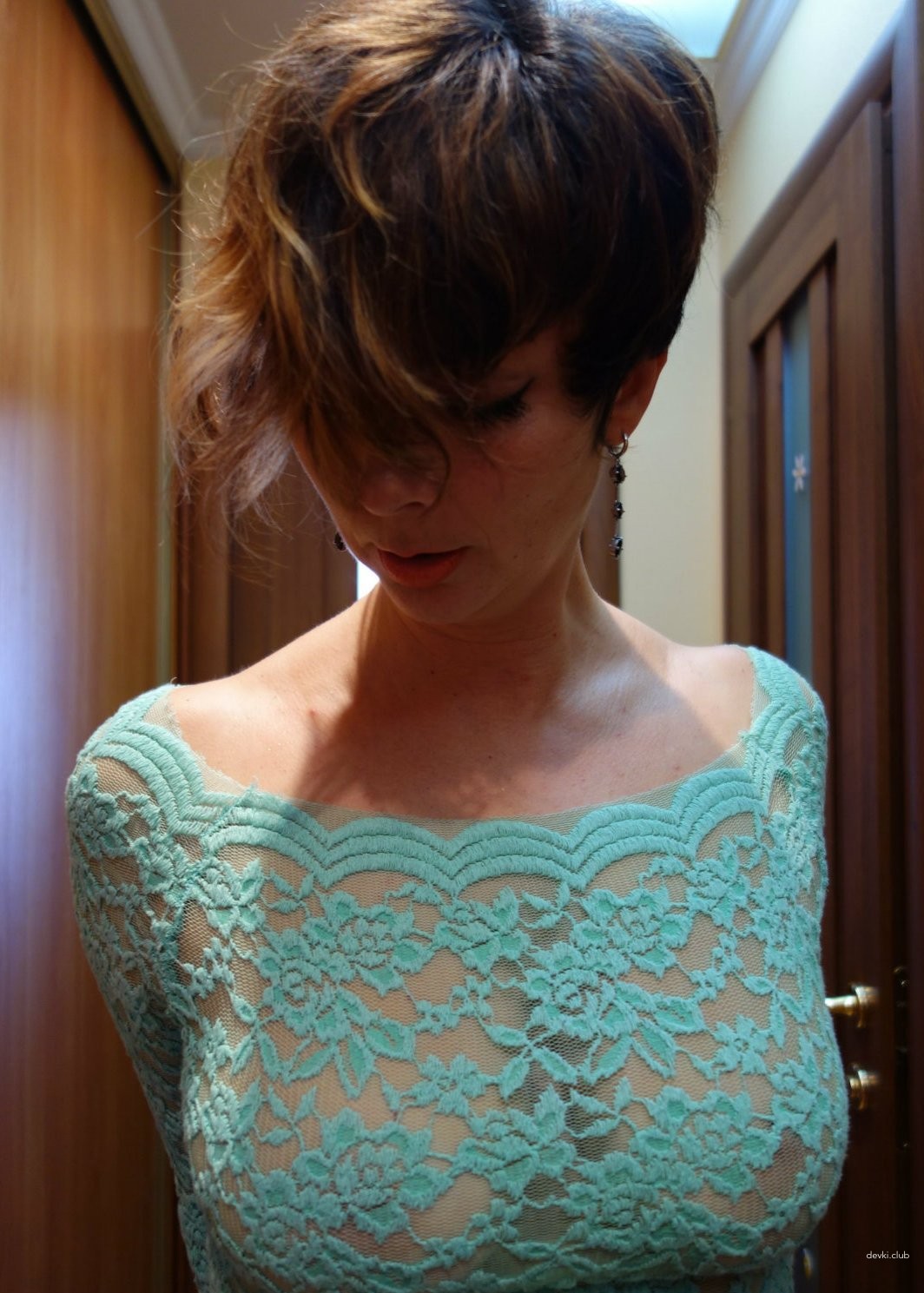 Amateur Home Photos: Sexy Lady Poses Explicitly