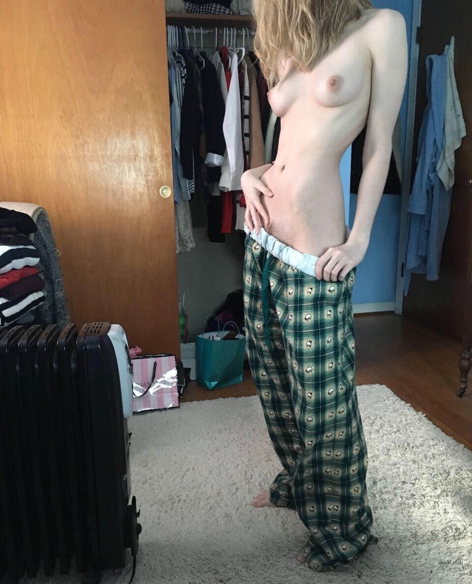 College Student Fucks Herself in the Ass - Explicit Amateur Anal Porn