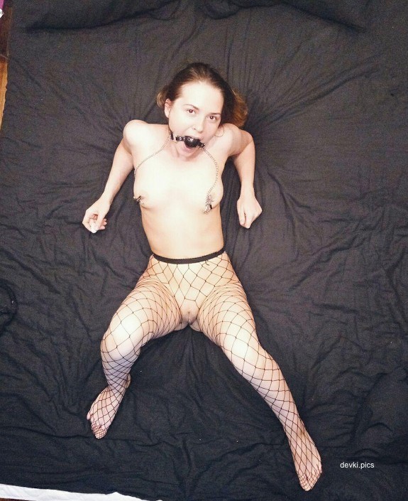 Hot athlete masturbates in amateur porn pics