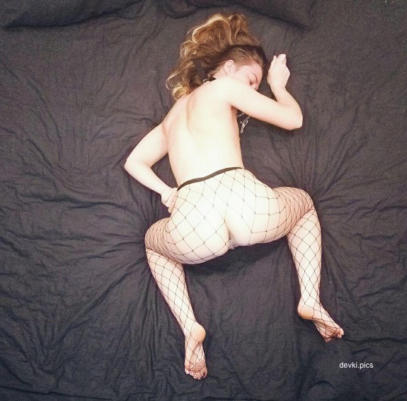 Hot athlete masturbates in amateur porn pics