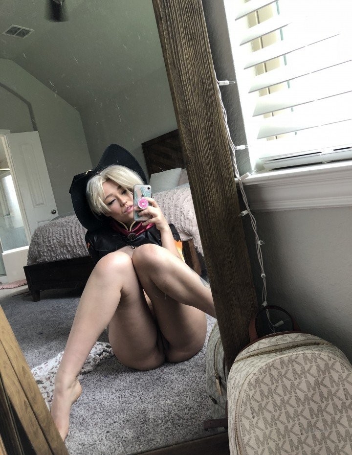 Amateur Busty Cutie: Explicit Photos of a Busty Sweetheart