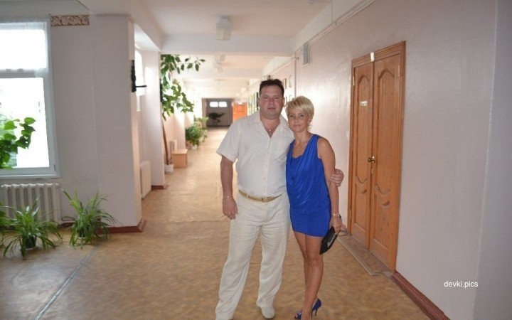 Mature slut gets fucked in all holes