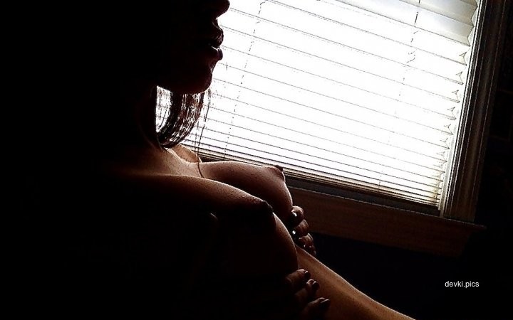 Amateur Girl's Explicit Phone Pics - Private Photos for XXX Viewing