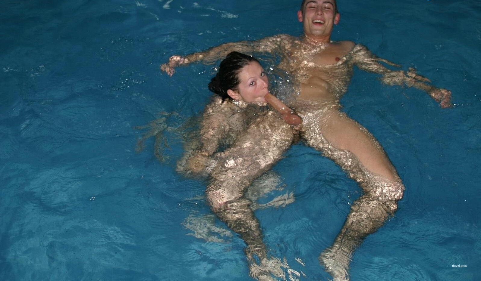 Poolside Blowjob: Amateur Oral Sex in the Pool