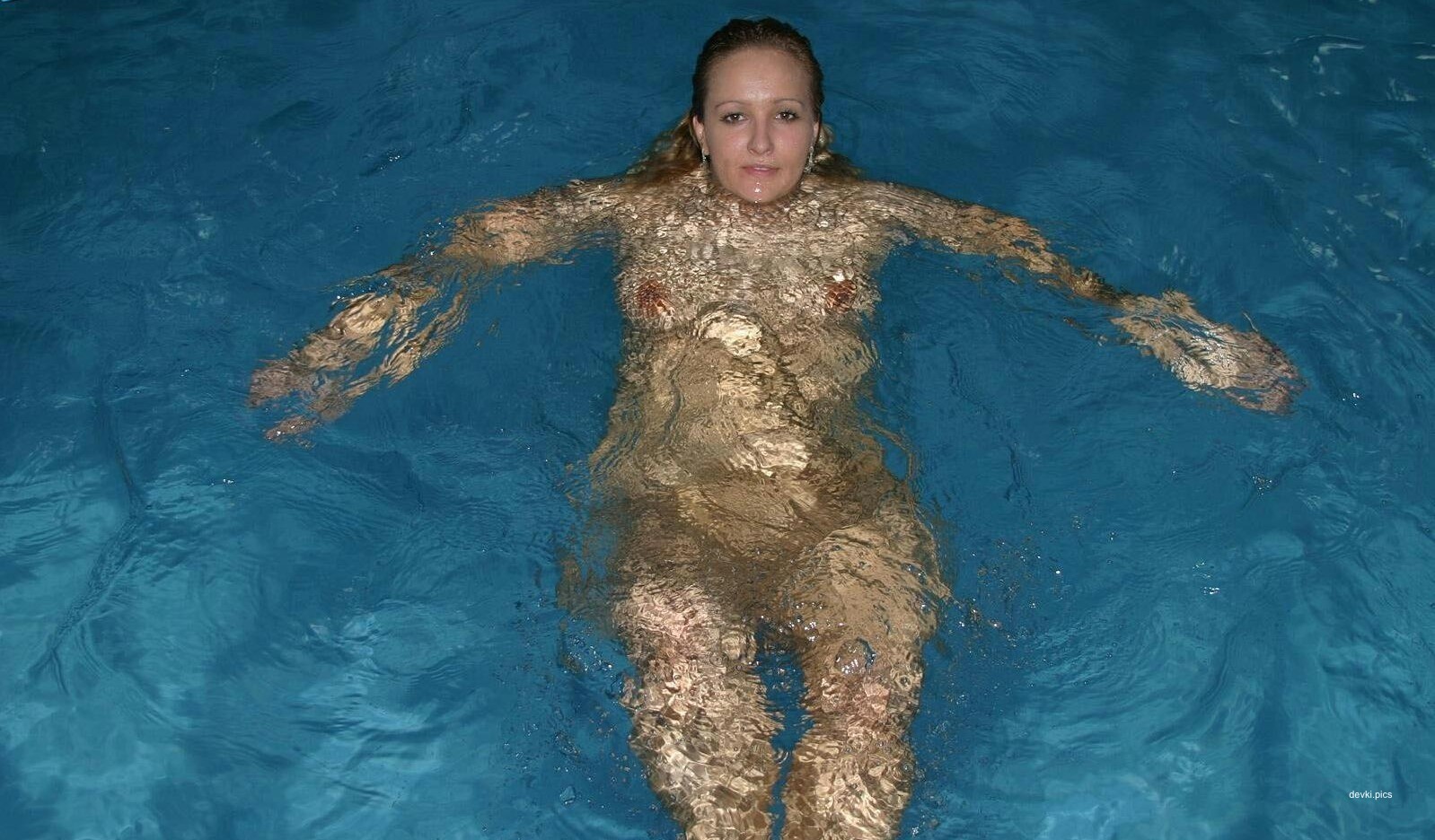 Poolside Blowjob: Amateur Oral Sex in the Pool