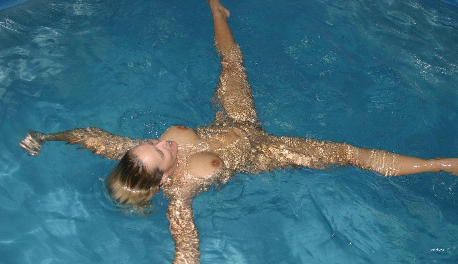 Poolside Blowjob: Amateur Oral Sex in the Pool