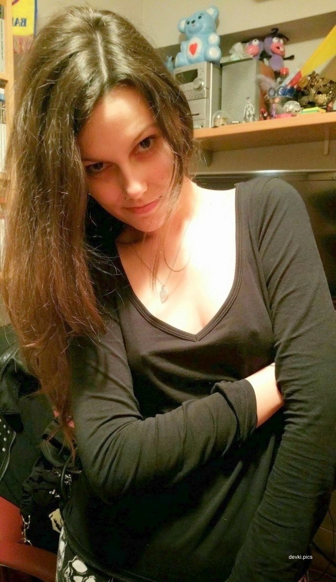 Hot Amateur Teen Sexting Pics: Young Girl's Explicit Cell Phone Sex Photos