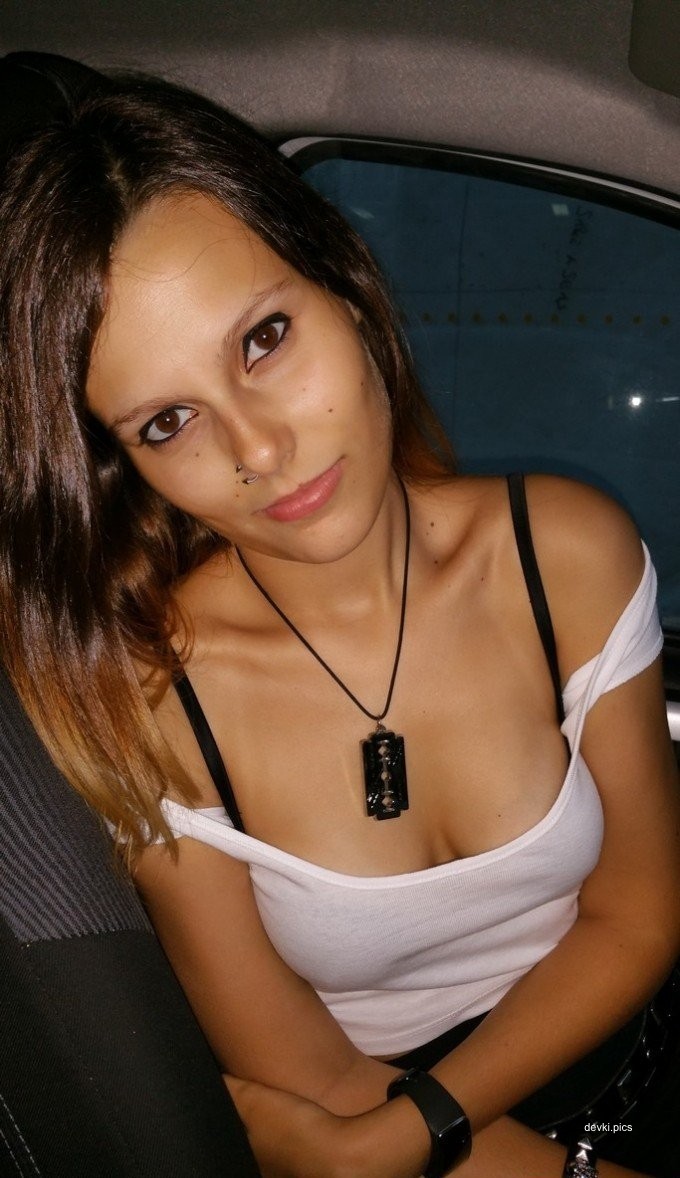 Hot Amateur Teen Sexting Pics: Young Girl's Explicit Cell Phone Sex Photos