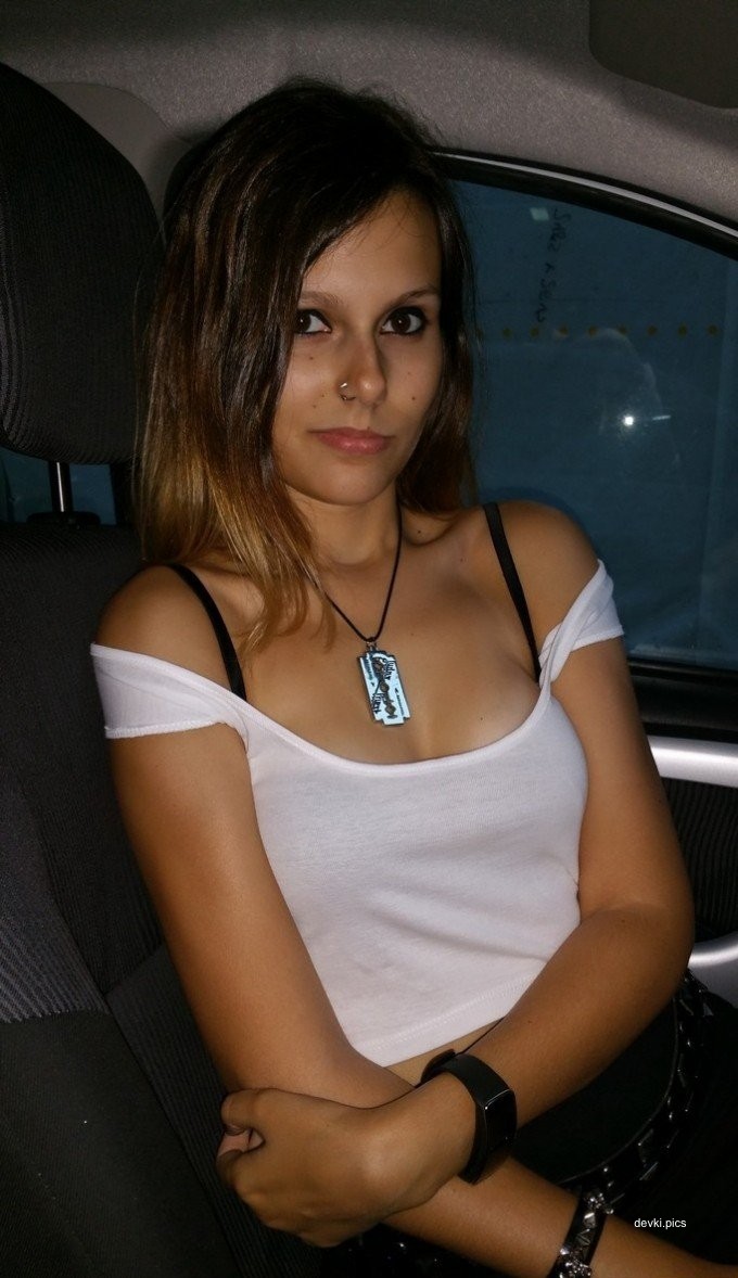 Hot Amateur Teen Sexting Pics: Young Girl's Explicit Cell Phone Sex Photos