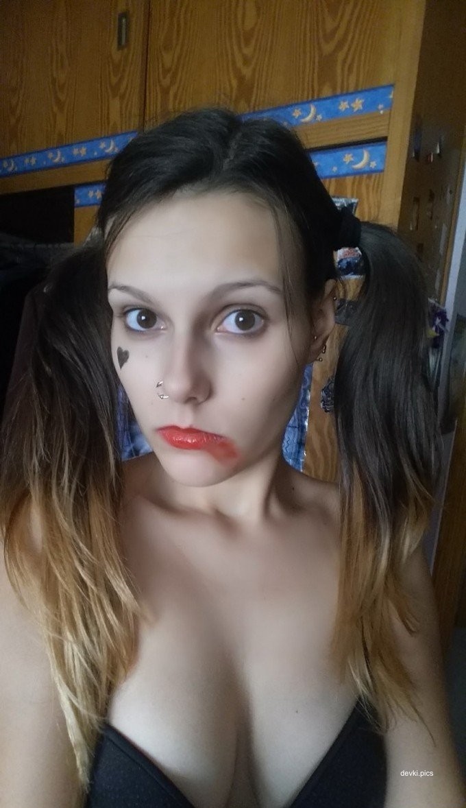 Hot Amateur Teen Sexting Pics: Young Girl's Explicit Cell Phone Sex Photos