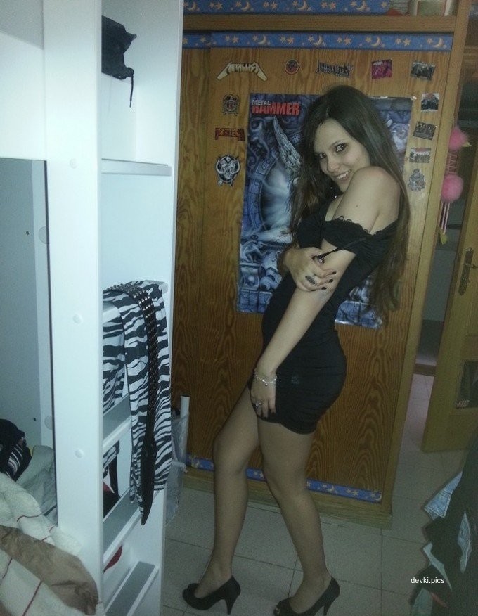 Hot Amateur Teen Sexting Pics: Young Girl's Explicit Cell Phone Sex Photos