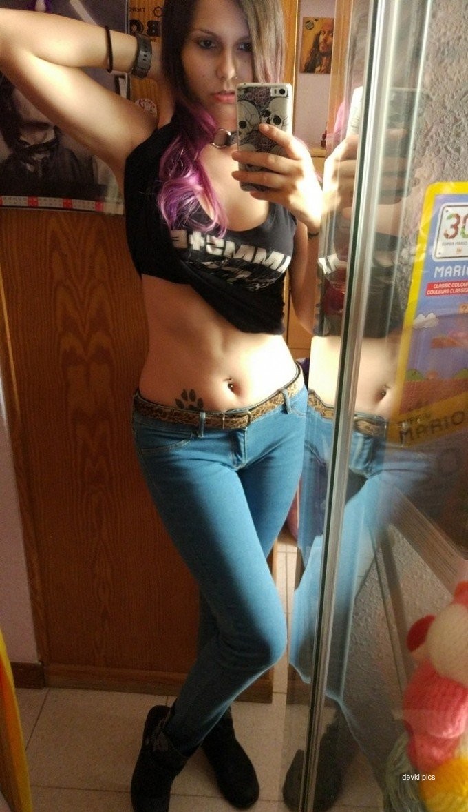 Hot Amateur Teen Sexting Pics: Young Girl's Explicit Cell Phone Sex Photos