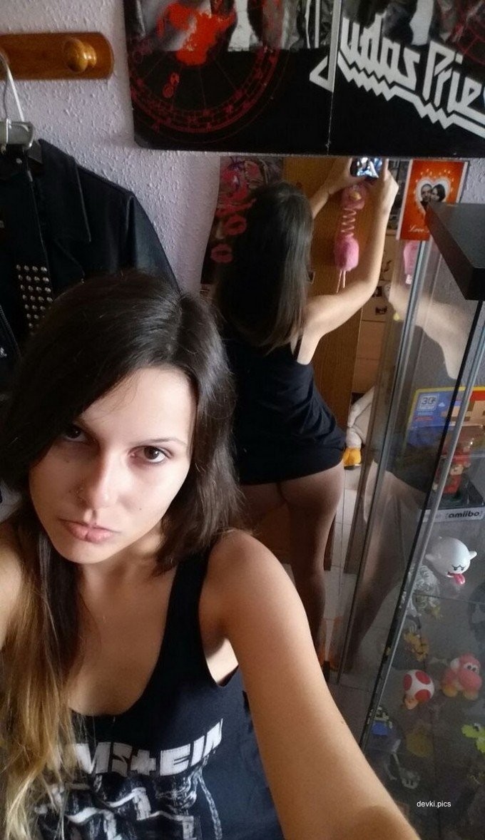 Hot Amateur Teen Sexting Pics: Young Girl's Explicit Cell Phone Sex Photos