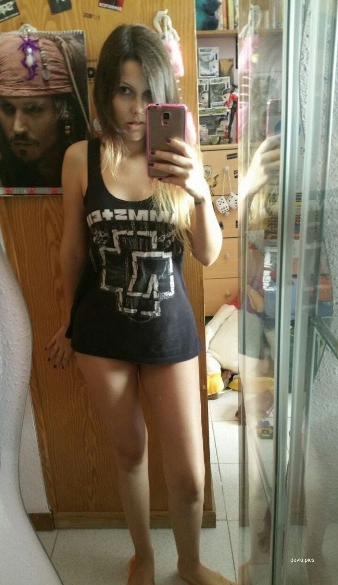 Hot Amateur Teen Sexting Pics: Young Girl's Explicit Cell Phone Sex Photos