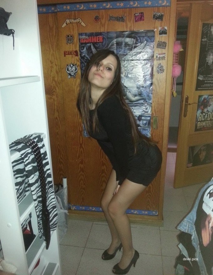 Hot Amateur Teen Sexting Pics: Young Girl's Explicit Cell Phone Sex Photos