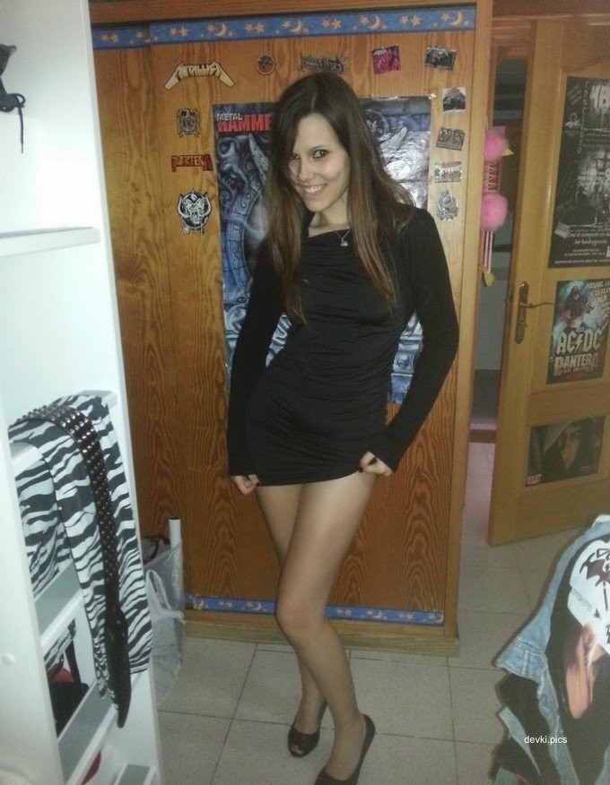 Hot Amateur Teen Sexting Pics: Young Girl's Explicit Cell Phone Sex Photos