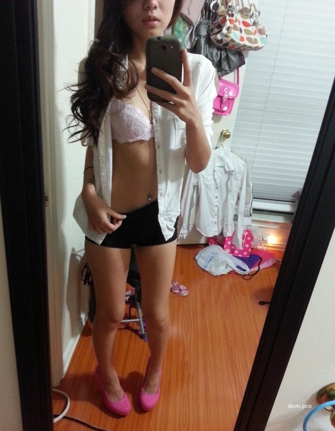 Explicit Nude Selfie of Young Asian Amateur - Naked Asian Teen Selfie