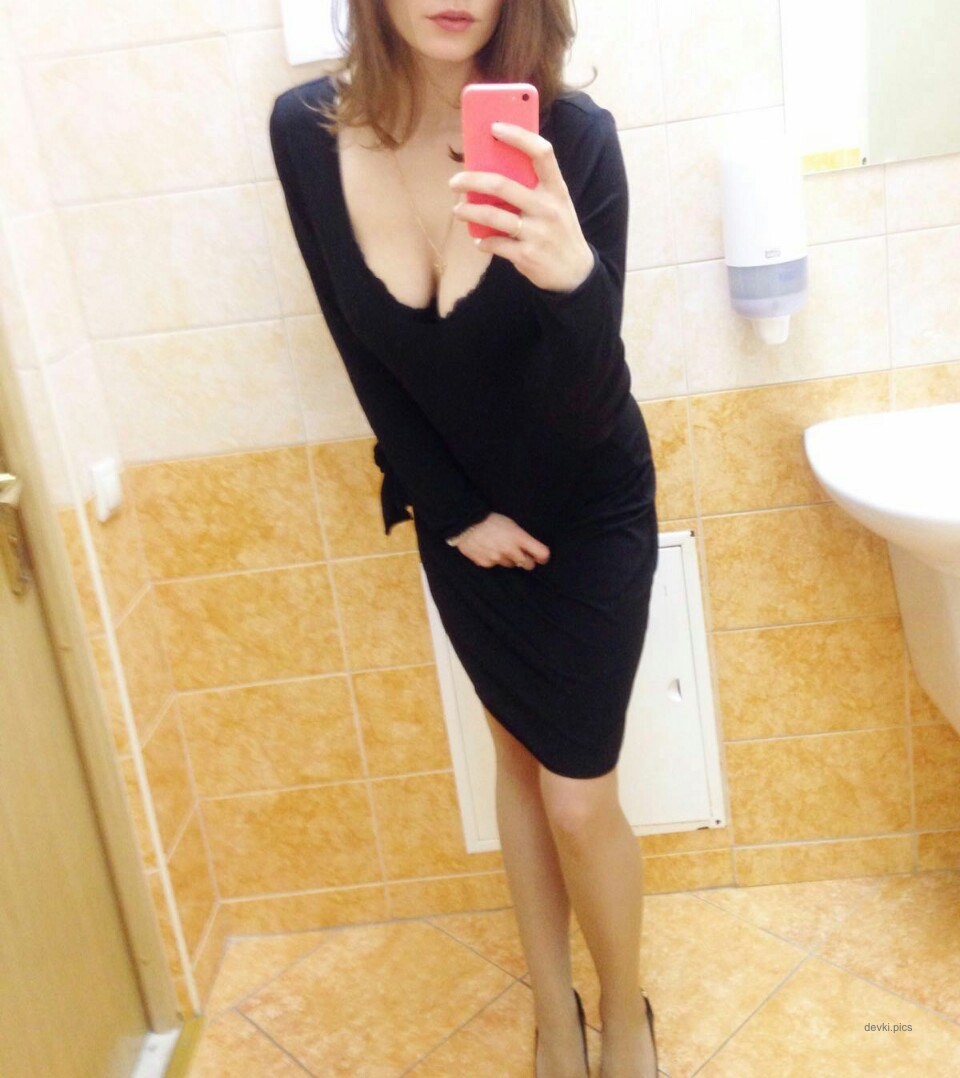 Sexy Woman Exposes Her Huge Boobs in Amateur Photo