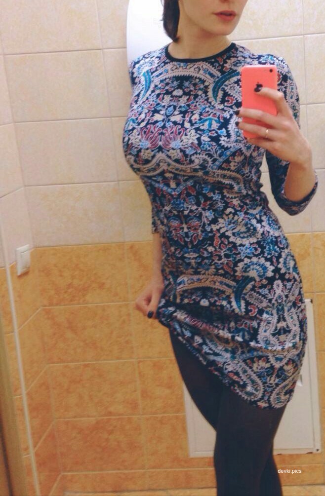 Sexy Woman Exposes Her Huge Boobs in Amateur Photo