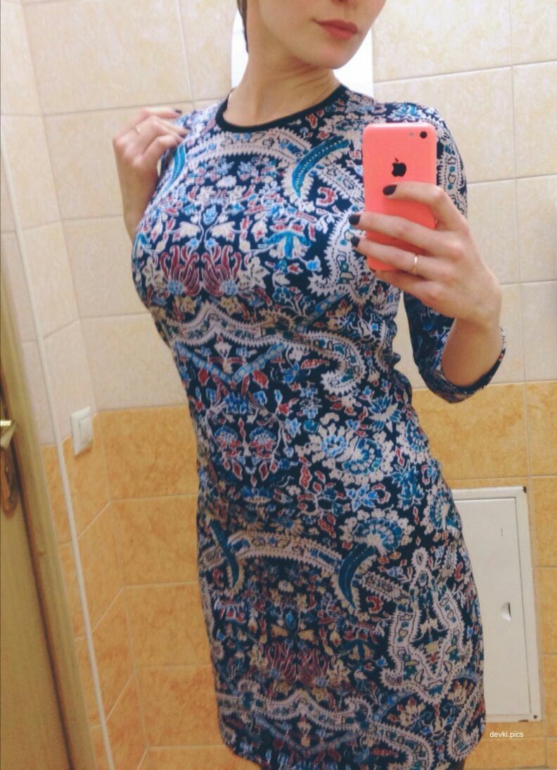 Sexy Woman Exposes Her Huge Boobs in Amateur Photo