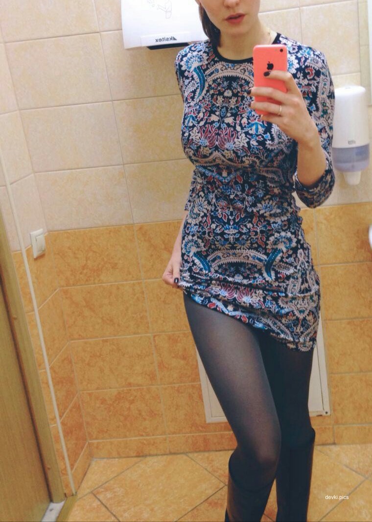 Sexy Woman Exposes Her Huge Boobs in Amateur Photo