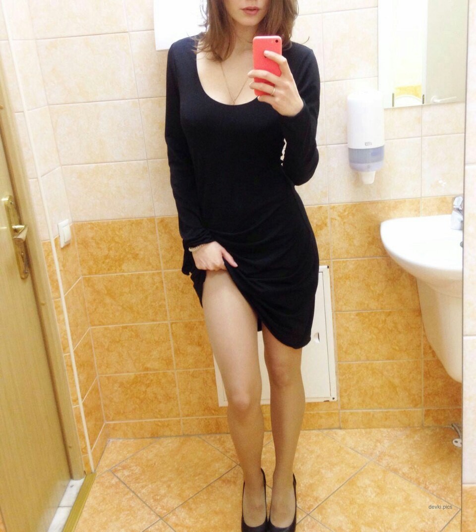 Sexy Woman Exposes Her Huge Boobs in Amateur Photo