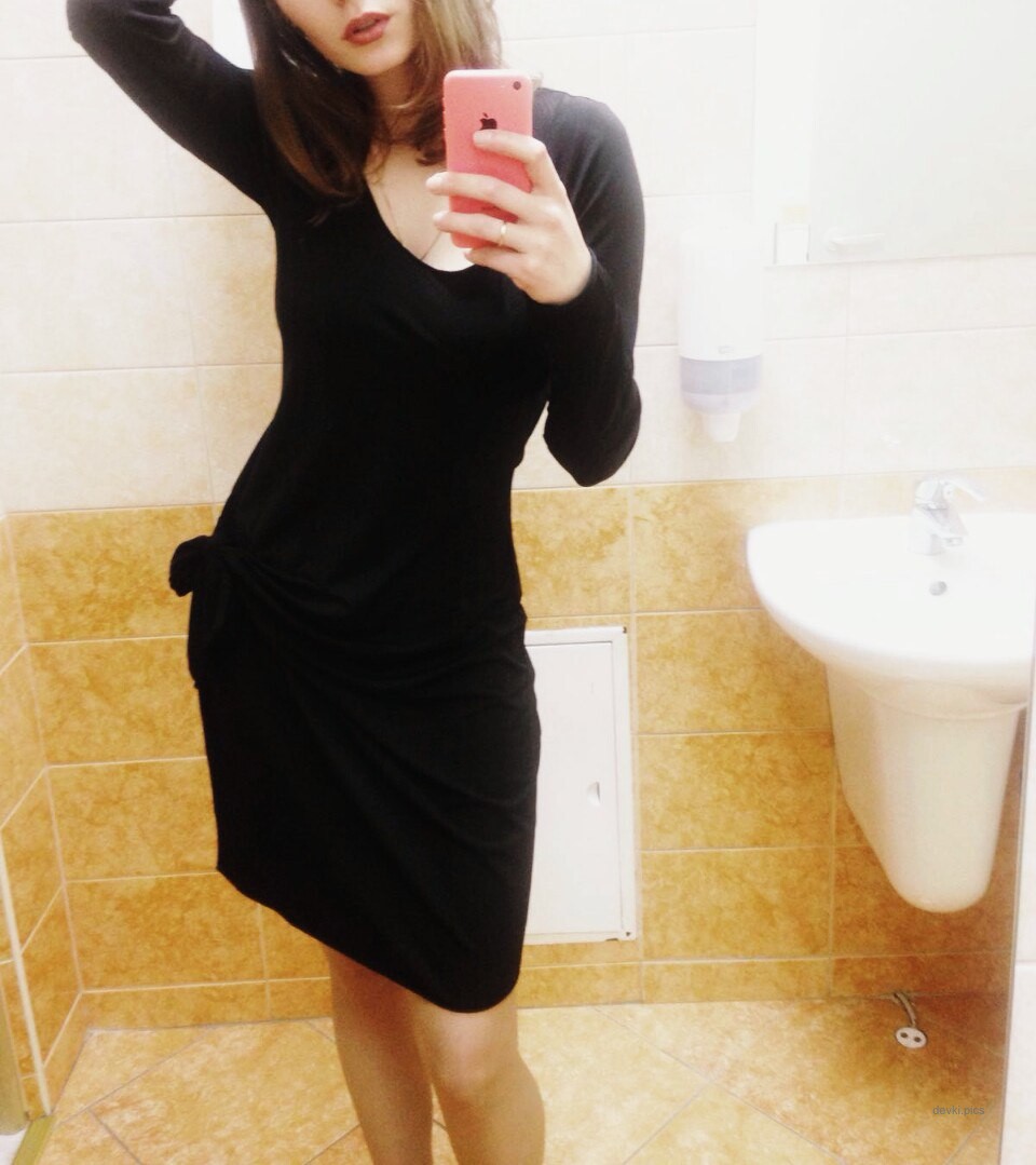 Sexy Woman Exposes Her Huge Boobs in Amateur Photo