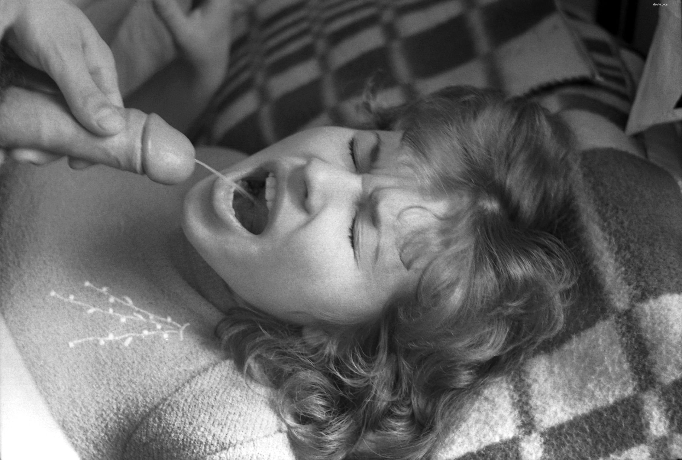 Vintage Dorm Sex Amateur Porn Photos - Explicit College Orgy Shots