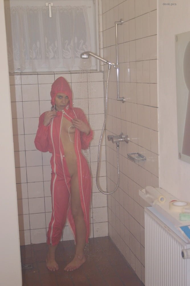 Explicit Amateur Photo: Naked Woman in Shower - Wet and Wild!