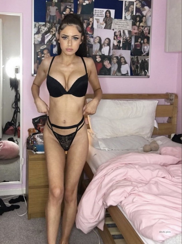 Amateur Photo: Busty Girl Flaunts Her Assets - Explicit Boobs Selfie