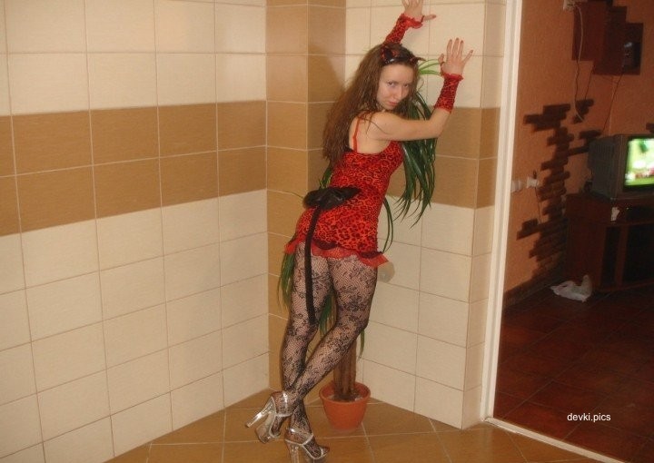 Amateur Slut Enjoys Hardcore Gangbang - Homemade Porn Girl in Group Sex