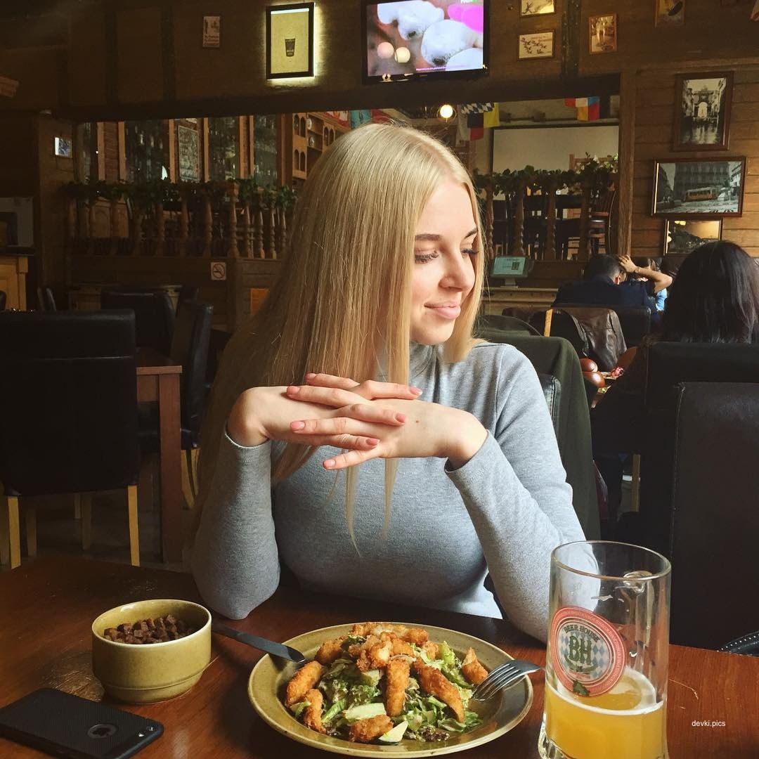 Hot Babe Sucking Cock: XXX Amateur Porn Photo