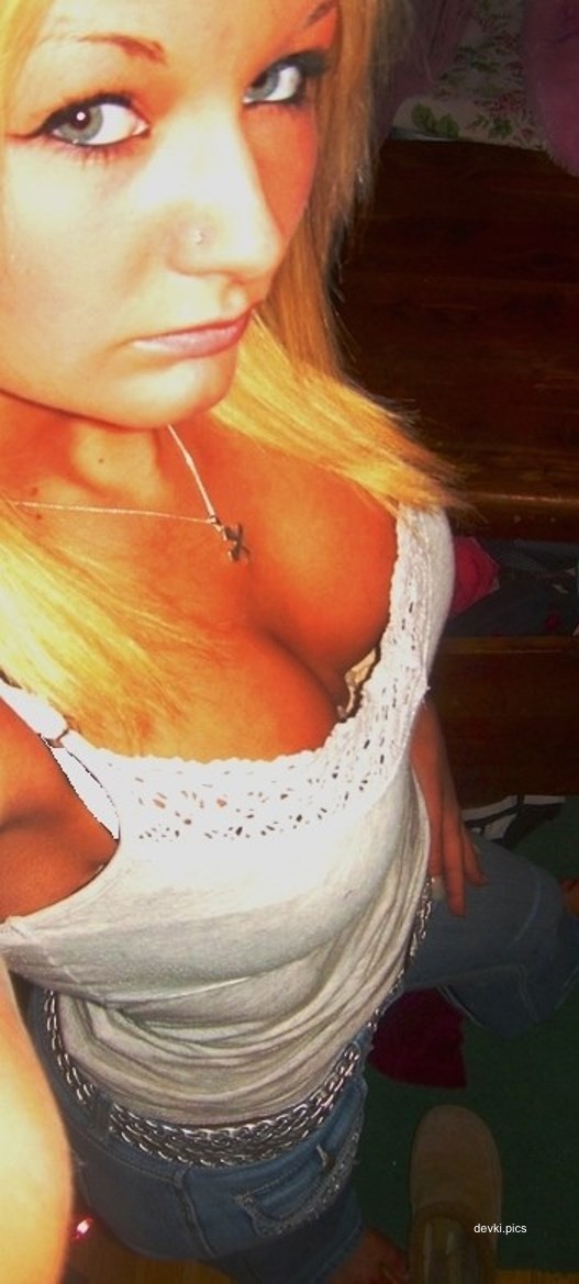 Topless Tanned Blonde Amateur Porn Photo Shoot