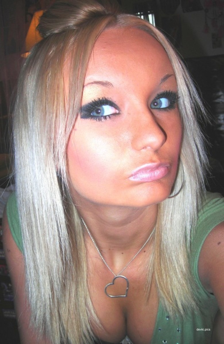 Topless Tanned Blonde Amateur Porn Photo Shoot