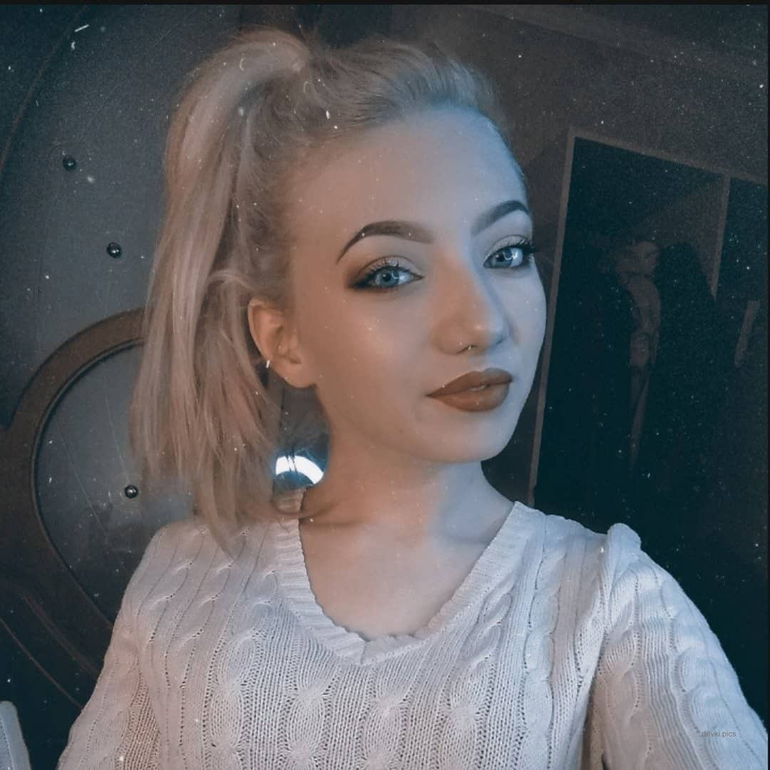 Young amateur with a working booty flaunting it all for the camera