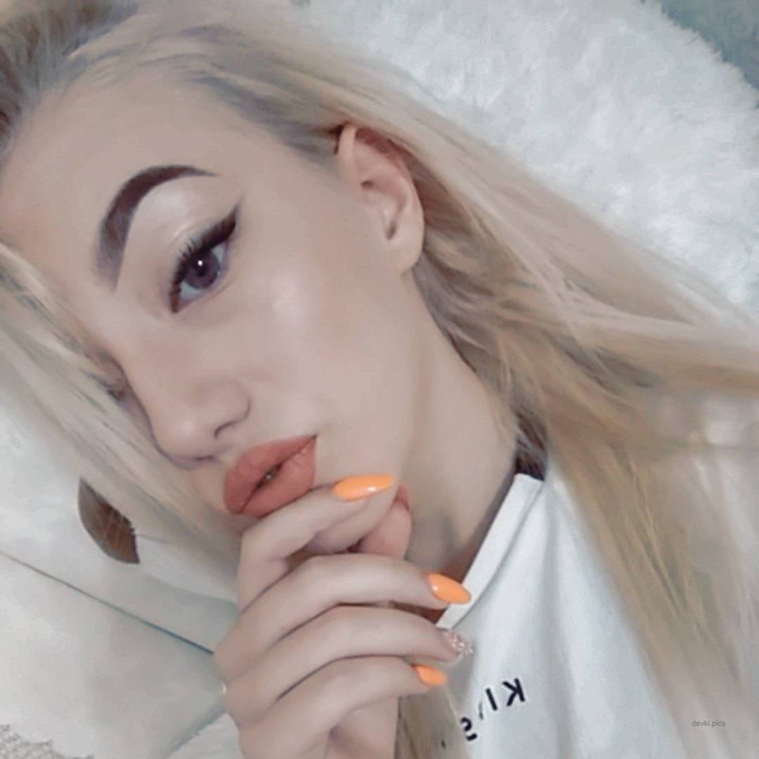 Young amateur with a working booty flaunting it all for the camera