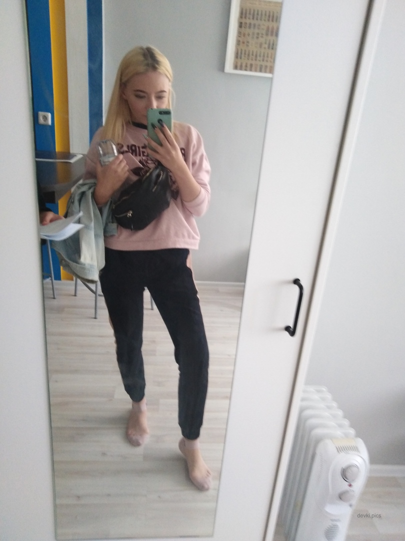 Young amateur with a working booty flaunting it all for the camera