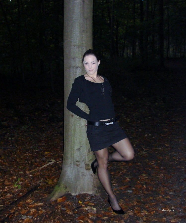 Slender vixen masturbates and poses nude - Explicit amateur porn photos