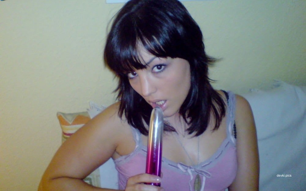 Slender vixen masturbates and poses nude - Explicit amateur porn photos