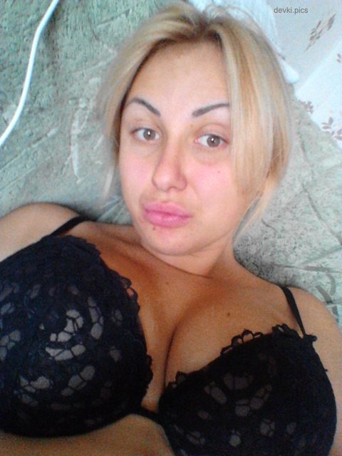 Amateur Sex Photos: Hot Babe Loves Getting Naughty on Camera