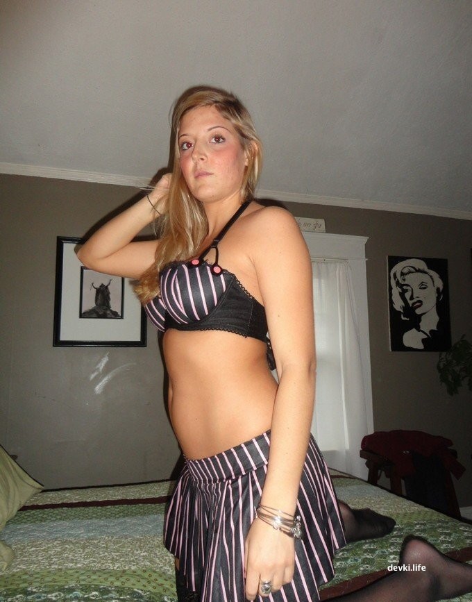 Hot Blonde with Big Tits Gives Blowjob in Amateur Porn Pic