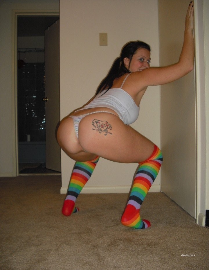 Sexy Brunette Exhibitionist Amateur Photo - Explicit Voyeurism XXX Content