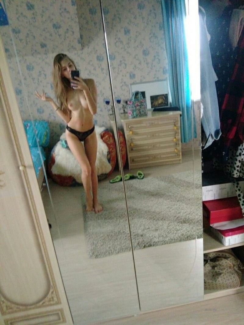 Sexy Social Media Girls in Explicit Poses: Amateur Photo Collection