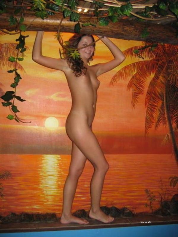 Hot College Girls in Sauna: Amateur Photo Shoot with Explicit Content