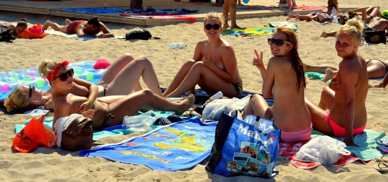 Topless Babes with Huge Tits on the Beach: Explicit Amateur Photos