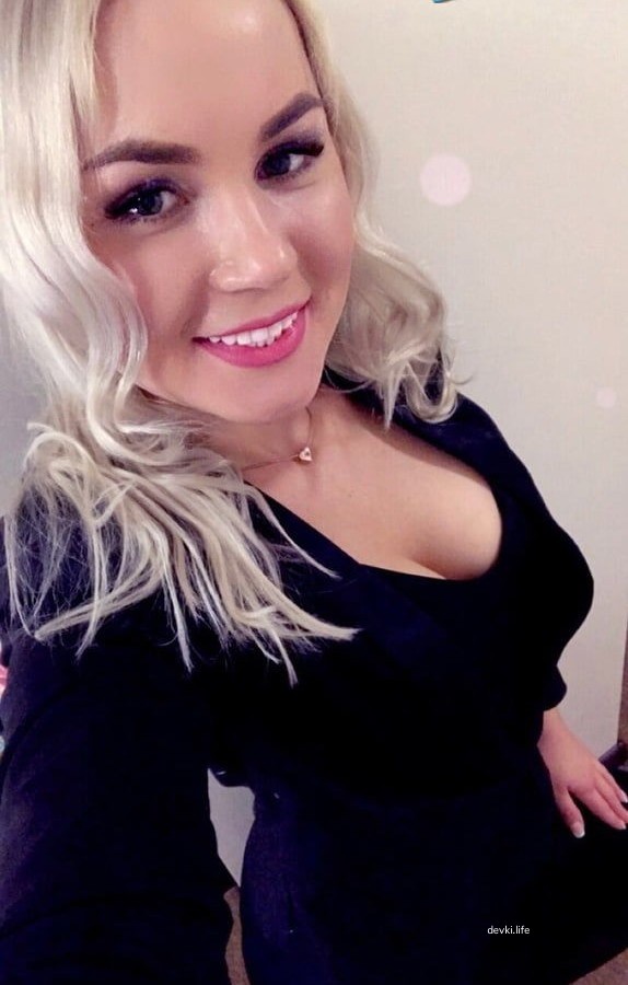 Seductive Blonde's Explicit Selfie: Amateur Photo Temptation