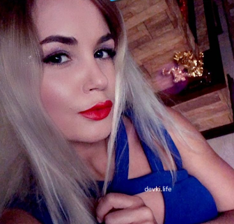 Seductive Blonde's Explicit Selfie: Amateur Photo Temptation