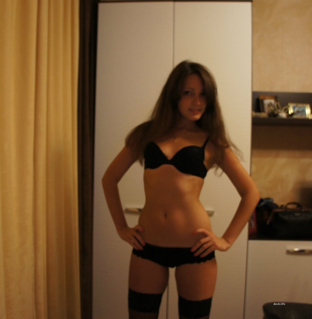 Hot Student Amateur Kitchen Photo: Naked College Girl Exposed