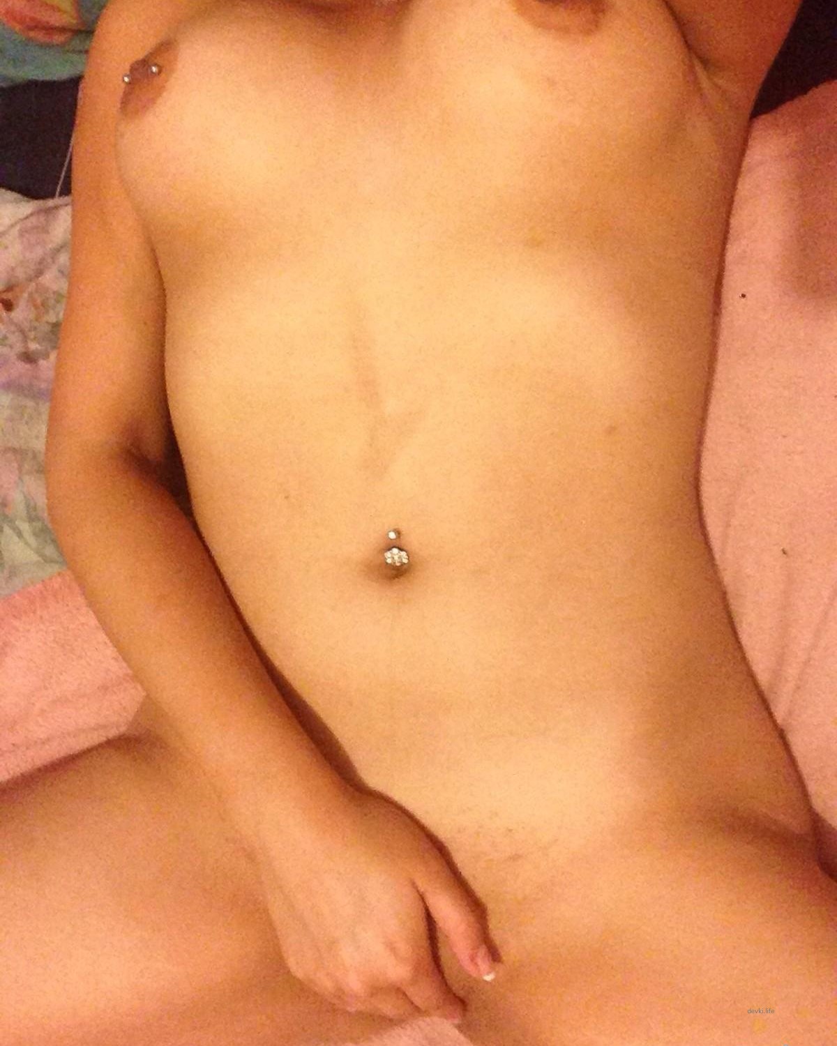 Explicit Asian Nude Selfie Amateur Photo - Naked Asian Girl in Provocative Pose